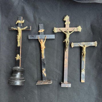 Geïnspireerd door de antieke stijl Kruis (4) - Been, Brons,