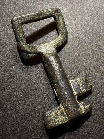 Barok Brons Bijna ongeschonden sleutel met tweezijdig bod en, Antiek en Kunst