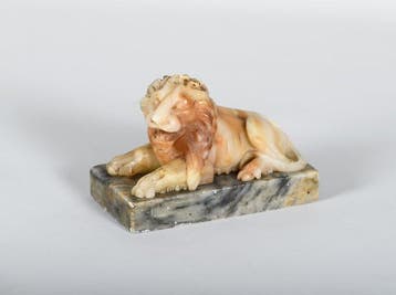 sculptuur, Antieke sculptuur van een liggende leeuw in