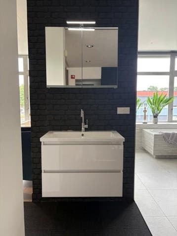 Wit klein badkamer meubel met een spiegel (opbergruimte), Huis en Inrichting, Badkamer | Badkamermeubels, Ophalen, 50 tot 100 cm
