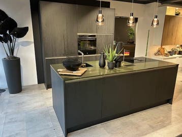 MeKitchen Showroom Keuken–Eiken Nero, Greepl, - Compleet, Huis en Inrichting, Keuken | Complete keukens, Overige kleuren, Overige typen