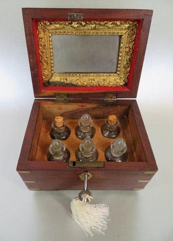6 x Parfumflesje in kist - Parfumfles - Glas, Hout, Antiek en Kunst