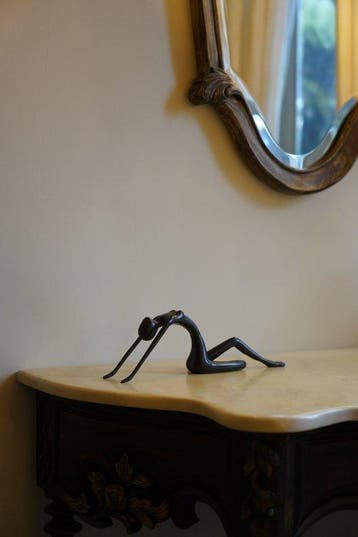 Beeld, NO RESERVE PRICE - Stretching Lady - 9 cm - Brons