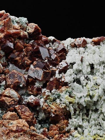 ALPINO, rode kruisbes met groene diopsiet, Italië Kristallen