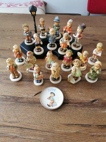 Hummel, Goebel - Beeldje - Prachtige collectie van 19