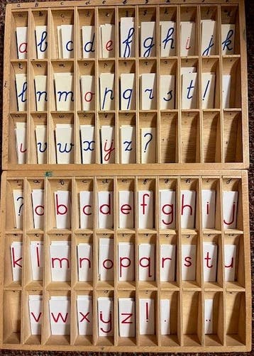 Montessori Blokletters en geschreven letters in houten kiste, Verzenden, Nieuw