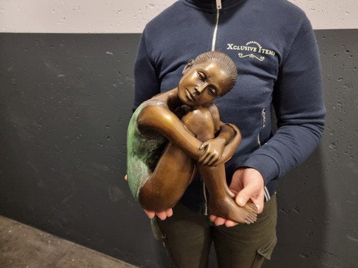 Beeld, (XL) Elegant Bronze Girl - 26 cm - Brons - 2026, Antiek en Kunst, Curiosa en Brocante