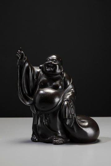 Brons - Een bronzen okimono die een glimlachende Hotei
