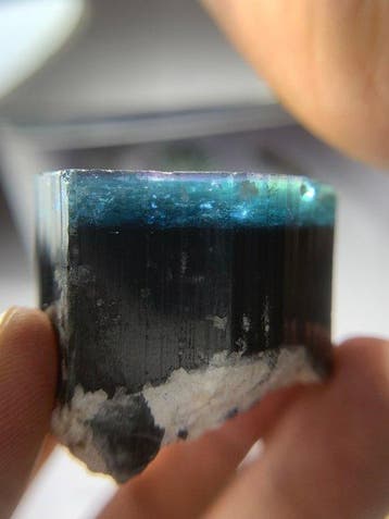 Natuurlijke Blauwe Cap Toermalijnkristal – Afghanistan