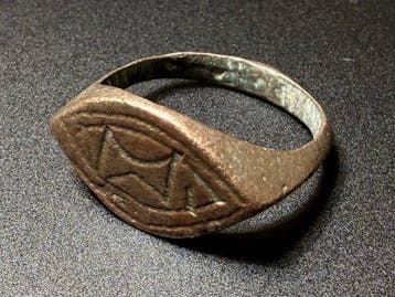 Middeleeuwen, kruisvaardersperiode Brons Ring met een