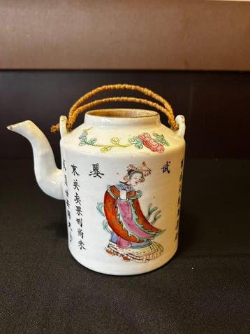 Chinees theepot van veelkleurig porselein met voorstelling, Antiek en Kunst