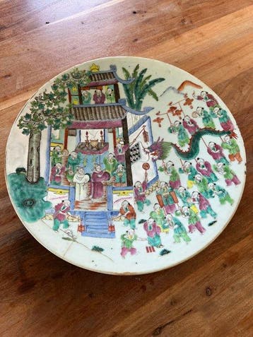 Grote schotel van Chinees porselein – décor famille verte -