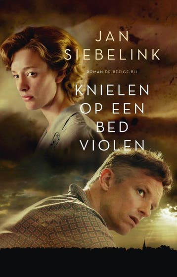 Knielen op een bed violen - Jan Siebelink 9789023496502, Verzenden, Gelezen, Jan Siebelink