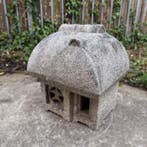 Tuinlantaarn in de vorm van een rieten huis. - Graniet -