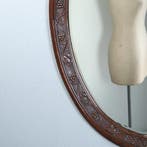 Grote ovale spiegel met breed facet en subtiel gestoken drui, Ophalen of Verzenden