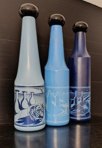 Fles - Glas - Drie flessen antiekrood - Dali-tekeningen