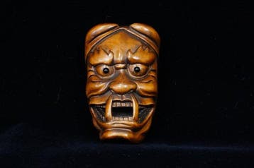 Absolute veiling - Japanse Hannya-masker netsuke door, Antiek en Kunst