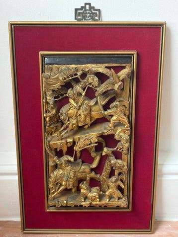 Battle scene with warriors - Verguld hout - China