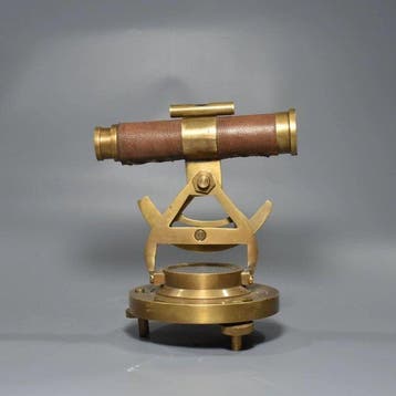 Theodoliet, kompas en telescoop – decoratief ornament -