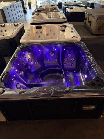Luxe Jacuzzi / Spa 200x200 cm – Compleet&Direct Beschikbaar, Ophalen, Zo goed als nieuw, Pomp, Vast