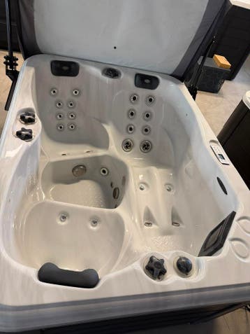 Luxe Plug & Play Spa / Jacuzzi – 3 Persoons – Compleet, Ophalen, Zo goed als nieuw, Pomp, Vast