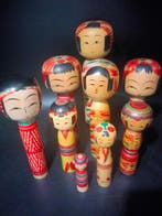 Beeldje (9) - Negen traditionele kokeshi in verschillende, Antiek en Kunst