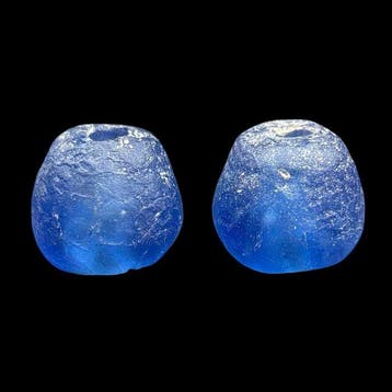 Oud-Romeins, Keizerrijk Glas 2 Blauwe glaskralen - Ancient