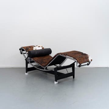 2x Cassina Le Corbusier LC4 Chaise Longue Ponyhuid Tricolor, Eenpersoons, Overige materialen, Nieuw, Ophalen of Verzenden