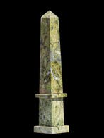 Grand Tour-stijl groene Vesuvianiet kristallen obelisk (48