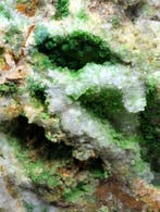 Conichalciet met fluoriet in kwarts-microkristallen,