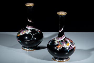 Vaas - Emaille, Een paar cloisonné vazen met zwarte, Antiek en Kunst