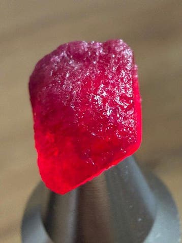Robijn Prachtige duivenbloed robijn! 14,80 ct. Mozambique, Verzamelen