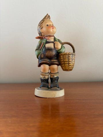 Goebel - Beeldje - Jongen met mand - TMK3 - Porselein