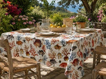 Elegant tafellaken voor grote tafels. Aquarium met vissen -