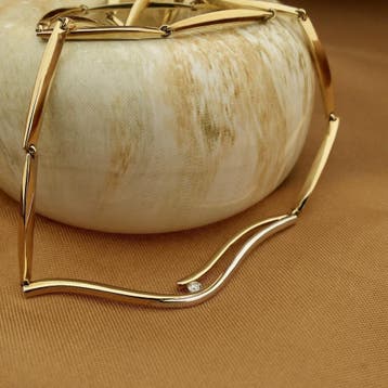 Bicolor gouden staafjes collier met vaste hanger en diamant, Gebruikt, Ophalen of Verzenden, Met edelsteen, Goud