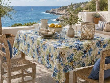 Elegant tafelkleed voor grote tafels. Blauwe koraal. -