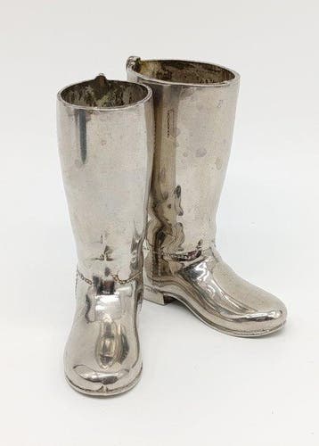 Figuur - Stivali - Kleed je in zilver.