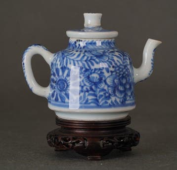 Kangxi (1662-1722) - Theepot - Pioenrozen en chrysanten in