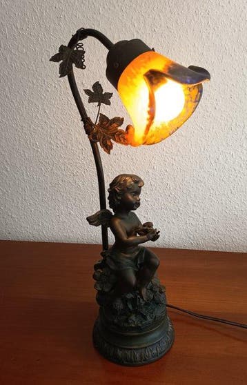 Dekorative Tischlampe mit Engelputte und handgefertigtem