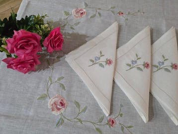 Tovaglia in puro lino con ricamo a macchina e rifinitura a
