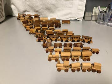 13 houten locomotief met wagons plus houten vrachtwagen, Ophalen, Zo goed als nieuw