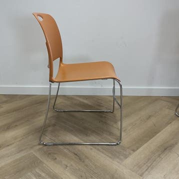KI Maestro stapelstoel / kantinestoel, kunststof oranje -, Huis en Inrichting, Stoelen, Ophalen of Verzenden, Gebruikt, Stof, Eén