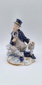 Capodimonte, Cesare Villari - Beeldje - Zittende man met