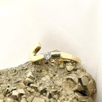 Gouden ring met zirconia, Sieraden, Tassen en Uiterlijk, Gebruikt, Ophalen of Verzenden, 17 tot 18, Met edelsteen