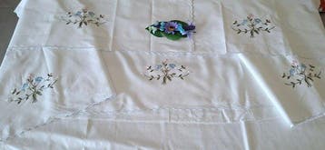 Delicaat set voor een tweepersoonsbed met mooie geborduurde
