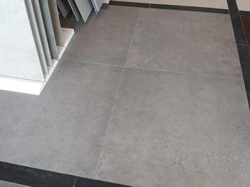 10,8 m2 warm grijze hardsteenlook 60x60, Ophalen, 60 cm of meer, Nieuw, 10 m² of meer