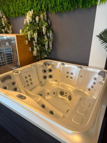 Showmodel Riptide Jacuzzi / Spa – Luxe 5-persoons, Ophalen, Nieuw, Pomp, Vast