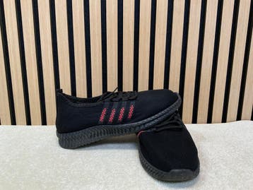 Partij sportschoenen zwart met strepen – maat 41 t/m 44, Ophalen, Nieuw, Sneakers of Gympen