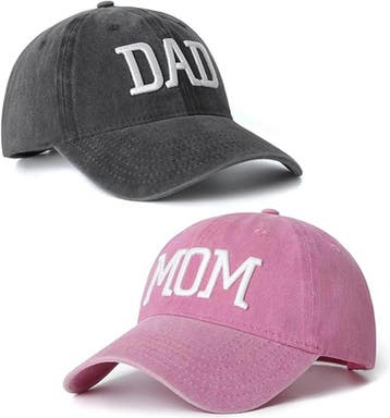 Set met 1 cap Mom roze en en 1 cap Dad antraciet, Ophalen of Verzenden, Nieuw, Versiering, Geboorte of Huwelijk