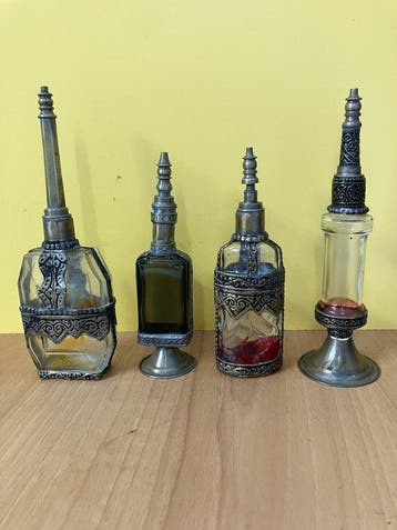 Vier vintage parfumflessen - Glas - Marokko - halverwege de